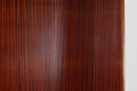 スウェーデンで製造されたヴィンテージのブックシェルフ。本体には深みのある美しいマホガニー材を使用し、縁や脚部にはナチュラルな風合いのビーチ材を組み合わせた、上品で洗練されたデザインが魅力です。特徴的なのは、上から下に向かって奥行が深くなる構造。視覚的な軽やかさを保ちながらも収納力を確保し、機能性とデザイン性を両立した作りになっています。脚部の緩やかな曲線が北欧家具らしいエレガントな印象を与え、インテリアに品のある温かみをプラスしてくれます。書籍やディスプレイアイテムを美しく収納できる、実用性とデザイン性を兼ね備えた一品。シンプルながらもこだわりを感じさせる北欧ヴィンテージ家具をお探しの方におすすめです。