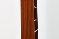 スウェーデンで製造されたヴィンテージのブックシェルフ。本体には深みのある美しいマホガニー材を使用し、縁や脚部にはナチュラルな風合いのビーチ材を組み合わせた、上品で洗練されたデザインが魅力です。特徴的なのは、上から下に向かって奥行が深くなる構造。視覚的な軽やかさを保ちながらも収納力を確保し、機能性とデザイン性を両立した作りになっています。脚部の緩やかな曲線が北欧家具らしいエレガントな印象を与え、インテリアに品のある温かみをプラスしてくれます。書籍やディスプレイアイテムを美しく収納できる、実用性とデザイン性を兼ね備えた一品。シンプルながらもこだわりを感じさせる北欧ヴィンテージ家具をお探しの方におすすめです。