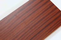 スウェーデンで製造されたヴィンテージのブックシェルフ。本体には深みのある美しいマホガニー材を使用し、縁や脚部にはナチュラルな風合いのビーチ材を組み合わせた、上品で洗練されたデザインが魅力です。特徴的なのは、上から下に向かって奥行が深くなる構造。視覚的な軽やかさを保ちながらも収納力を確保し、機能性とデザイン性を両立した作りになっています。脚部の緩やかな曲線が北欧家具らしいエレガントな印象を与え、インテリアに品のある温かみをプラスしてくれます。書籍やディスプレイアイテムを美しく収納できる、実用性とデザイン性を兼ね備えた一品。シンプルながらもこだわりを感じさせる北欧ヴィンテージ家具をお探しの方におすすめです。