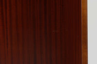 スウェーデンで製造されたヴィンテージのブックシェルフ。本体には深みのある美しいマホガニー材を使用し、縁や脚部にはナチュラルな風合いのビーチ材を組み合わせた、上品で洗練されたデザインが魅力です。特徴的なのは、上から下に向かって奥行が深くなる構造。視覚的な軽やかさを保ちながらも収納力を確保し、機能性とデザイン性を両立した作りになっています。脚部の緩やかな曲線が北欧家具らしいエレガントな印象を与え、インテリアに品のある温かみをプラスしてくれます。書籍やディスプレイアイテムを美しく収納できる、実用性とデザイン性を兼ね備えた一品。シンプルながらもこだわりを感じさせる北欧ヴィンテージ家具をお探しの方におすすめです。