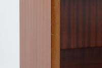 スウェーデンで製造されたヴィンテージのブックシェルフ。本体には深みのある美しいマホガニー材を使用し、縁や脚部にはナチュラルな風合いのビーチ材を組み合わせた、上品で洗練されたデザインが魅力です。特徴的なのは、上から下に向かって奥行が深くなる構造。視覚的な軽やかさを保ちながらも収納力を確保し、機能性とデザイン性を両立した作りになっています。脚部の緩やかな曲線が北欧家具らしいエレガントな印象を与え、インテリアに品のある温かみをプラスしてくれます。書籍やディスプレイアイテムを美しく収納できる、実用性とデザイン性を兼ね備えた一品。シンプルながらもこだわりを感じさせる北欧ヴィンテージ家具をお探しの方におすすめです。