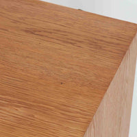 Borge Mogensenがデザインを手がけ、Karl Andersson社によって製造されたこちらのディスプレイシェルフは、チークとオークの異素材の美しいコントラストが際立つ北欧ビンテージ家具です。上段は可動式の棚板を備えたオープン収納、下段は左右に5杯ずつの引き出しを備え、収納力と機能性に優れた構成となっています。温かみのある木肌と丸型取手のアクセントが、空間に柔らかな印象を添えつつ、経年による風合いがヴィンテージらしい魅力を引き立てます。書斎やリビングでの書籍や雑貨の整理におすすめの一台です。