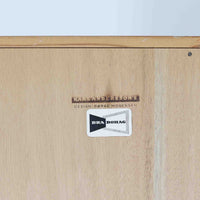 Borge Mogensenがデザインを手がけ、Karl Andersson社によって製造されたこちらのディスプレイシェルフは、チークとオークの異素材の美しいコントラストが際立つ北欧ビンテージ家具です。上段は可動式の棚板を備えたオープン収納、下段は左右に5杯ずつの引き出しを備え、収納力と機能性に優れた構成となっています。温かみのある木肌と丸型取手のアクセントが、空間に柔らかな印象を添えつつ、経年による風合いがヴィンテージらしい魅力を引き立てます。書斎やリビングでの書籍や雑貨の整理におすすめの一台です。