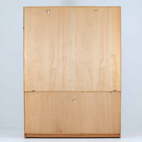 Borge Mogensenがデザインを手がけ、Karl Andersson社によって製造されたこちらのディスプレイシェルフは、チークとオークの異素材の美しいコントラストが際立つ北欧ビンテージ家具です。上段は可動式の棚板を備えたオープン収納、下段は左右に5杯ずつの引き出しを備え、収納力と機能性に優れた構成となっています。温かみのある木肌と丸型取手のアクセントが、空間に柔らかな印象を添えつつ、経年による風合いがヴィンテージらしい魅力を引き立てます。書斎やリビングでの書籍や雑貨の整理におすすめの一台です。