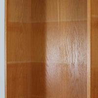 Borge Mogensenがデザインを手がけ、Karl Andersson社によって製造されたこちらのディスプレイシェルフは、チークとオークの異素材の美しいコントラストが際立つ北欧ビンテージ家具です。上段は可動式の棚板を備えたオープン収納、下段は左右に5杯ずつの引き出しを備え、収納力と機能性に優れた構成となっています。温かみのある木肌と丸型取手のアクセントが、空間に柔らかな印象を添えつつ、経年による風合いがヴィンテージらしい魅力を引き立てます。書斎やリビングでの書籍や雑貨の整理におすすめの一台です。