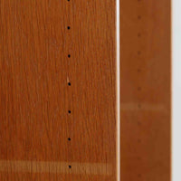 Borge Mogensenがデザインを手がけ、Karl Andersson社によって製造されたこちらのディスプレイシェルフは、チークとオークの異素材の美しいコントラストが際立つ北欧ビンテージ家具です。上段は可動式の棚板を備えたオープン収納、下段は左右に5杯ずつの引き出しを備え、収納力と機能性に優れた構成となっています。温かみのある木肌と丸型取手のアクセントが、空間に柔らかな印象を添えつつ、経年による風合いがヴィンテージらしい魅力を引き立てます。書斎やリビングでの書籍や雑貨の整理におすすめの一台です。