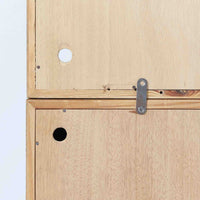 Borge Mogensenがデザインし、Karl Andersson社により製造されたこちらのディスプレイシェルフは、チーク材とオーク材のコントラストが美しいスウェーデン製の北欧ビンテージ家具です。上部はオープン構造で5段の棚が左右に配されており、書籍や器、小物のディスプレイに最適で、下部にはスライド扉収納も備え実用性にも優れています。幅135cmと存在感のあるサイズながら、直線的で端正な佇まいが空間に凛とした印象を与える一台です。