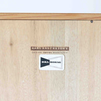 Borge Mogensenがデザインし、Karl Andersson社により製造されたこちらのディスプレイシェルフは、チーク材とオーク材のコントラストが美しいスウェーデン製の北欧ビンテージ家具です。上部はオープン構造で5段の棚が左右に配されており、書籍や器、小物のディスプレイに最適で、下部にはスライド扉収納も備え実用性にも優れています。幅135cmと存在感のあるサイズながら、直線的で端正な佇まいが空間に凛とした印象を与える一台です。