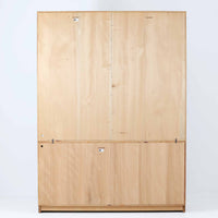 Borge Mogensenがデザインし、Karl Andersson社により製造されたこちらのディスプレイシェルフは、チーク材とオーク材のコントラストが美しいスウェーデン製の北欧ビンテージ家具です。上部はオープン構造で5段の棚が左右に配されており、書籍や器、小物のディスプレイに最適で、下部にはスライド扉収納も備え実用性にも優れています。幅135cmと存在感のあるサイズながら、直線的で端正な佇まいが空間に凛とした印象を与える一台です。