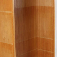 Borge Mogensenがデザインし、Karl Andersson社により製造されたこちらのディスプレイシェルフは、チーク材とオーク材のコントラストが美しいスウェーデン製の北欧ビンテージ家具です。上部はオープン構造で5段の棚が左右に配されており、書籍や器、小物のディスプレイに最適で、下部にはスライド扉収納も備え実用性にも優れています。幅135cmと存在感のあるサイズながら、直線的で端正な佇まいが空間に凛とした印象を与える一台です。