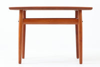 デンマークの女性デザイナー、グレーテ・ヤルクがデザインした1960年代のサイドテーブルです。Glostrup mobelfabrik社の製作による北欧モダンを代表する名作となっています。チーク材を贅沢に使用し、天板の緩やかな曲線と細身の脚部が美しいバランスを生み出しています。中段の横桟は、デザイン性と構造的な強度を両立。脚部は緩やかに外向きに設置され、安定感とエレガントさを兼ね備えています。コンパクトなサイズ感で、ソファサイドやベッドサイドなど様々な場所で活躍。現代のインテリアにも自然に溶け込む、時代を超えた普遍的なデザインの逸品です。