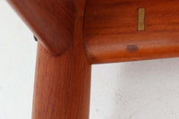 デンマークの女性デザイナー、グレーテ・ヤルクがデザインした1960年代のサイドテーブルです。Glostrup mobelfabrik社の製作による北欧モダンを代表する名作となっています。チーク材を贅沢に使用し、天板の緩やかな曲線と細身の脚部が美しいバランスを生み出しています。中段の横桟は、デザイン性と構造的な強度を両立。脚部は緩やかに外向きに設置され、安定感とエレガントさを兼ね備えています。コンパクトなサイズ感で、ソファサイドやベッドサイドなど様々な場所で活躍。現代のインテリアにも自然に溶け込む、時代を超えた普遍的なデザインの逸品です。