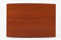 デンマークの女性デザイナー、グレーテ・ヤルクがデザインした1960年代のサイドテーブルです。Glostrup mobelfabrik社の製作による北欧モダンを代表する名作となっています。チーク材を贅沢に使用し、天板の緩やかな曲線と細身の脚部が美しいバランスを生み出しています。中段の横桟は、デザイン性と構造的な強度を両立。脚部は緩やかに外向きに設置され、安定感とエレガントさを兼ね備えています。コンパクトなサイズ感で、ソファサイドやベッドサイドなど様々な場所で活躍。現代のインテリアにも自然に溶け込む、時代を超えた普遍的なデザインの逸品です。