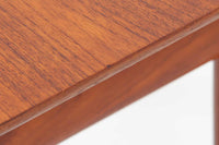 デンマークの女性デザイナー、グレーテ・ヤルクがデザインした1960年代のサイドテーブルです。Glostrup mobelfabrik社の製作による北欧モダンを代表する名作となっています。チーク材を贅沢に使用し、天板の緩やかな曲線と細身の脚部が美しいバランスを生み出しています。中段の横桟は、デザイン性と構造的な強度を両立。脚部は緩やかに外向きに設置され、安定感とエレガントさを兼ね備えています。コンパクトなサイズ感で、ソファサイドやベッドサイドなど様々な場所で活躍。現代のインテリアにも自然に溶け込む、時代を超えた普遍的なデザインの逸品です。