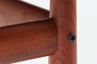 デンマークの女性デザイナー、グレーテ・ヤルクがデザインした1960年代のサイドテーブルです。Glostrup mobelfabrik社の製作による北欧モダンを代表する名作となっています。チーク材を贅沢に使用し、天板の緩やかな曲線と細身の脚部が美しいバランスを生み出しています。中段の横桟は、デザイン性と構造的な強度を両立。脚部は緩やかに外向きに設置され、安定感とエレガントさを兼ね備えています。コンパクトなサイズ感で、ソファサイドやベッドサイドなど様々な場所で活躍。現代のインテリアにも自然に溶け込む、時代を超えた普遍的なデザインの逸品です。