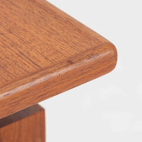 カイ・クリスチャンセンがデザインし、FM furniture社によって製造されたこちらの両袖デスクは、チーク材の美しい木目と温かみのある色合いが魅力の北欧ビンテージ家具です。左右には3杯ずつの引き出し、中央には扉付き収納を備え、背面にはオープンシェルフが設けられており、デスクとしての高い収納力と機能性を誇ります。壁付けはもちろん、間仕切りとしても活用できるため、空間の中心にも映える設計です。丸みを帯びた取手や脚部など、細部にまでこだわった意匠は、カイ・クリスチャンセンらしい洗練された美しさを体現しており、上質なワークスペースを演出します。