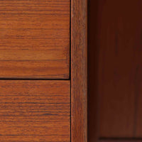 カイ・クリスチャンセンがデザインし、FM furniture社によって製造されたこちらの両袖デスクは、チーク材の美しい木目と温かみのある色合いが魅力の北欧ビンテージ家具です。左右には3杯ずつの引き出し、中央には扉付き収納を備え、背面にはオープンシェルフが設けられており、デスクとしての高い収納力と機能性を誇ります。壁付けはもちろん、間仕切りとしても活用できるため、空間の中心にも映える設計です。丸みを帯びた取手や脚部など、細部にまでこだわった意匠は、カイ・クリスチャンセンらしい洗練された美しさを体現しており、上質なワークスペースを演出します。