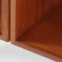 カイ・クリスチャンセンがデザインし、FM furniture社によって製造されたこちらの両袖デスクは、チーク材の美しい木目と温かみのある色合いが魅力の北欧ビンテージ家具です。左右には3杯ずつの引き出し、中央には扉付き収納を備え、背面にはオープンシェルフが設けられており、デスクとしての高い収納力と機能性を誇ります。壁付けはもちろん、間仕切りとしても活用できるため、空間の中心にも映える設計です。丸みを帯びた取手や脚部など、細部にまでこだわった意匠は、カイ・クリスチャンセンらしい洗練された美しさを体現しており、上質なワークスペースを演出します。