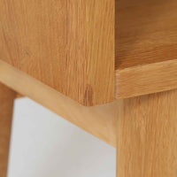 Johannes Sorthがデザインし、Bornholms Mobelfabrik社から1965年に製造されたこちらのブックシェルフは、美しい木目のオーク材と縦長のすっきりとしたフォルムが印象的な北欧ビンテージ家具で、豊富な棚板が本や雑貨の収納に優れた実用性を発揮します。裏面には「29 JUNI 1965」の刻印が残されており、当時のクラフトマンシップを感じさせる趣深い一台です。