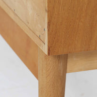 Johannes Sorthがデザインし、Bornholms Mobelfabrik社から1965年に製造されたこちらのブックシェルフは、美しい木目のオーク材と縦長のすっきりとしたフォルムが印象的な北欧ビンテージ家具で、豊富な棚板が本や雑貨の収納に優れた実用性を発揮します。裏面には「29 JUNI 1965」の刻印が残されており、当時のクラフトマンシップを感じさせる趣深い一台です。