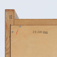 Johannes Sorthがデザインし、Bornholms Mobelfabrik社から1965年に製造されたこちらのブックシェルフは、美しい木目のオーク材と縦長のすっきりとしたフォルムが印象的な北欧ビンテージ家具で、豊富な棚板が本や雑貨の収納に優れた実用性を発揮します。裏面には「29 JUNI 1965」の刻印が残されており、当時のクラフトマンシップを感じさせる趣深い一台です。