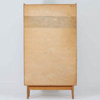 Johannes Sorthがデザインし、Bornholms Mobelfabrik社から1965年に製造されたこちらのブックシェルフは、美しい木目のオーク材と縦長のすっきりとしたフォルムが印象的な北欧ビンテージ家具で、豊富な棚板が本や雑貨の収納に優れた実用性を発揮します。裏面には「29 JUNI 1965」の刻印が残されており、当時のクラフトマンシップを感じさせる趣深い一台です。