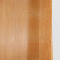 Johannes Sorthがデザインし、Bornholms Mobelfabrik社から1965年に製造されたこちらのブックシェルフは、美しい木目のオーク材と縦長のすっきりとしたフォルムが印象的な北欧ビンテージ家具で、豊富な棚板が本や雑貨の収納に優れた実用性を発揮します。裏面には「29 JUNI 1965」の刻印が残されており、当時のクラフトマンシップを感じさせる趣深い一台です。