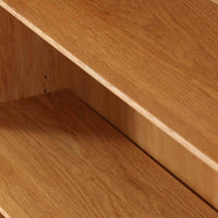 Johannes Sorthがデザインし、Bornholms Mobelfabrik社から1965年に製造されたこちらのブックシェルフは、美しい木目のオーク材と縦長のすっきりとしたフォルムが印象的な北欧ビンテージ家具で、豊富な棚板が本や雑貨の収納に優れた実用性を発揮します。裏面には「29 JUNI 1965」の刻印が残されており、当時のクラフトマンシップを感じさせる趣深い一台です。