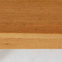 Johannes Sorthがデザインし、Bornholms Mobelfabrik社から1965年に製造されたこちらのブックシェルフは、美しい木目のオーク材と縦長のすっきりとしたフォルムが印象的な北欧ビンテージ家具で、豊富な棚板が本や雑貨の収納に優れた実用性を発揮します。裏面には「29 JUNI 1965」の刻印が残されており、当時のクラフトマンシップを感じさせる趣深い一台です。