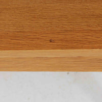 Johannes Sorthがデザインし、Bornholms Mobelfabrik社から1965年に製造されたこちらのブックシェルフは、美しい木目のオーク材と縦長のすっきりとしたフォルムが印象的な北欧ビンテージ家具で、豊富な棚板が本や雑貨の収納に優れた実用性を発揮します。裏面には「29 JUNI 1965」の刻印が残されており、当時のクラフトマンシップを感じさせる趣深い一台です。