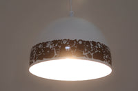 フィンランドの名窯ARABIA(アラビア)社によるRITARI(リタリ)シリーズのビンテージランプシェードです。柔らかなカーブを描くドーム型のフォルムは、フィンランドモダンを代表するデザイナーKaj Franck(カイ・フランク)によるもので、花と人物が描かれた印象的な装飾はRaija Uosikkinen(ライヤ・ウオシッキネン)によってデザインされました。RITARIはフィンランド語で「騎士」を意味し、中世の衣装をまとった人物たちが、ブラウンを基調とした花々とともにシェードをぐるりと囲むユニークでノスタルジックなデザインが特徴です。素材はホーロー(琺瑯)製で、しっかりとした重量感と経年による独特の風合いも楽しめるアイテム。点灯時にはやわらかな光を下方向に届け、空間に温もりを添えてくれます。北欧らしいストーリー性とデザイン性を併せ持った、希少なビンテージ照明をお探しの方におすすめです。