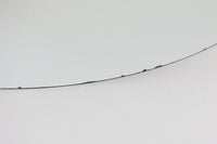 フィンランドの名窯ARABIA(アラビア)社によるRITARI(リタリ)シリーズのビンテージランプシェードです。柔らかなカーブを描くドーム型のフォルムは、フィンランドモダンを代表するデザイナーKaj Franck(カイ・フランク)によるもので、花と人物が描かれた印象的な装飾はRaija Uosikkinen(ライヤ・ウオシッキネン)によってデザインされました。RITARIはフィンランド語で「騎士」を意味し、中世の衣装をまとった人物たちが、ブラウンを基調とした花々とともにシェードをぐるりと囲むユニークでノスタルジックなデザインが特徴です。素材はホーロー(琺瑯)製で、しっかりとした重量感と経年による独特の風合いも楽しめるアイテム。点灯時にはやわらかな光を下方向に届け、空間に温もりを添えてくれます。北欧らしいストーリー性とデザイン性を併せ持った、希少なビンテージ照明をお探しの方におすすめです。