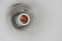 アルネ・ヤコブセンによってデザインされ、Louis Poulsen(ルイスポールセン)より製造されたAJロイヤル ペンダントライト。こちらは希少なグラファイトグレーカラーで、落ち着いたトーンが空間にシックな雰囲気を演出します。直径50cmの大型サイズで、光源を遮る構造と放射状に配置されたルーバーにより、眩しさを抑えた柔らかい光が空間全体を包み込みます。点灯時には上部のスリットから漏れる光も美しく、デザイン性と機能性を兼ね備えた一品です。外観には小傷や使用感がありますが、ビンテージならではの風合いとしてお楽しみいただけます。