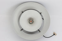 アルネ・ヤコブセンによってデザインされ、Louis Poulsen(ルイスポールセン)より製造されたAJロイヤル ペンダントライト。こちらは希少なグラファイトグレーカラーで、落ち着いたトーンが空間にシックな雰囲気を演出します。直径50cmの大型サイズで、光源を遮る構造と放射状に配置されたルーバーにより、眩しさを抑えた柔らかい光が空間全体を包み込みます。点灯時には上部のスリットから漏れる光も美しく、デザイン性と機能性を兼ね備えた一品です。外観には小傷や使用感がありますが、ビンテージならではの風合いとしてお楽しみいただけます。