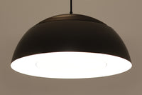 アルネ・ヤコブセンによってデザインされ、Louis Poulsen(ルイスポールセン)より製造されたAJロイヤル ペンダントライト。こちらは希少なグラファイトグレーカラーで、落ち着いたトーンが空間にシックな雰囲気を演出します。直径50cmの大型サイズで、光源を遮る構造と放射状に配置されたルーバーにより、眩しさを抑えた柔らかい光が空間全体を包み込みます。点灯時には上部のスリットから漏れる光も美しく、デザイン性と機能性を兼ね備えた一品です。外観には小傷や使用感がありますが、ビンテージならではの風合いとしてお楽しみいただけます。