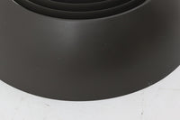 アルネ・ヤコブセンによってデザインされ、Louis Poulsen(ルイスポールセン)より製造されたAJロイヤル ペンダントライト。こちらは希少なグラファイトグレーカラーで、落ち着いたトーンが空間にシックな雰囲気を演出します。直径50cmの大型サイズで、光源を遮る構造と放射状に配置されたルーバーにより、眩しさを抑えた柔らかい光が空間全体を包み込みます。点灯時には上部のスリットから漏れる光も美しく、デザイン性と機能性を兼ね備えた一品です。外観には小傷や使用感がありますが、ビンテージならではの風合いとしてお楽しみいただけます。