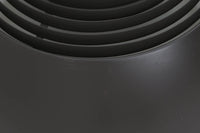 アルネ・ヤコブセンによってデザインされ、Louis Poulsen(ルイスポールセン)より製造されたAJロイヤル ペンダントライト。こちらは希少なグラファイトグレーカラーで、落ち着いたトーンが空間にシックな雰囲気を演出します。直径50cmの大型サイズで、光源を遮る構造と放射状に配置されたルーバーにより、眩しさを抑えた柔らかい光が空間全体を包み込みます。点灯時には上部のスリットから漏れる光も美しく、デザイン性と機能性を兼ね備えた一品です。外観には小傷や使用感がありますが、ビンテージならではの風合いとしてお楽しみいただけます。