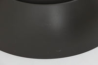 アルネ・ヤコブセンによってデザインされ、Louis Poulsen(ルイスポールセン)より製造されたAJロイヤル ペンダントライト。こちらは希少なグラファイトグレーカラーで、落ち着いたトーンが空間にシックな雰囲気を演出します。直径50cmの大型サイズで、光源を遮る構造と放射状に配置されたルーバーにより、眩しさを抑えた柔らかい光が空間全体を包み込みます。点灯時には上部のスリットから漏れる光も美しく、デザイン性と機能性を兼ね備えた一品です。外観には小傷や使用感がありますが、ビンテージならではの風合いとしてお楽しみいただけます。