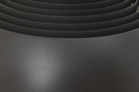 アルネ・ヤコブセンによってデザインされ、Louis Poulsen(ルイスポールセン)より製造されたAJロイヤル ペンダントライト。こちらは希少なグラファイトグレーカラーで、落ち着いたトーンが空間にシックな雰囲気を演出します。直径50cmの大型サイズで、光源を遮る構造と放射状に配置されたルーバーにより、眩しさを抑えた柔らかい光が空間全体を包み込みます。点灯時には上部のスリットから漏れる光も美しく、デザイン性と機能性を兼ね備えた一品です。外観には小傷や使用感がありますが、ビンテージならではの風合いとしてお楽しみいただけます。