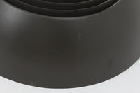 アルネ・ヤコブセンによってデザインされ、Louis Poulsen(ルイスポールセン)より製造されたAJロイヤル ペンダントライト。こちらは希少なグラファイトグレーカラーで、落ち着いたトーンが空間にシックな雰囲気を演出します。直径50cmの大型サイズで、光源を遮る構造と放射状に配置されたルーバーにより、眩しさを抑えた柔らかい光が空間全体を包み込みます。点灯時には上部のスリットから漏れる光も美しく、デザイン性と機能性を兼ね備えた一品です。外観には小傷や使用感がありますが、ビンテージならではの風合いとしてお楽しみいただけます。