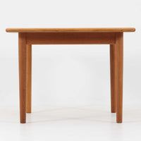 Hans J. WegnerがデザインしGetama社より製造されたGE80/86センターテーブルは、オーク無垢材を贅沢に使用した堅牢かつ端正な一台です。丸みを帯びた天板の縁や、すっきりとした円錐形の脚部が特徴で、シンプルでありながら温かみのある北欧デザインを体現しています。幅75cmと扱いやすいサイズ感で、リビングの中心に置いてコーヒーテーブルとしてはもちろん、サイドに添えても活躍する汎用性の高い家具です。経年による木肌の変化が深みを増し、ビンテージならではの存在感を放ちます。
