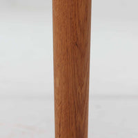 Hans J. WegnerがデザインしGetama社より製造されたGE80/86センターテーブルは、オーク無垢材を贅沢に使用した堅牢かつ端正な一台です。丸みを帯びた天板の縁や、すっきりとした円錐形の脚部が特徴で、シンプルでありながら温かみのある北欧デザインを体現しています。幅75cmと扱いやすいサイズ感で、リビングの中心に置いてコーヒーテーブルとしてはもちろん、サイドに添えても活躍する汎用性の高い家具です。経年による木肌の変化が深みを増し、ビンテージならではの存在感を放ちます。