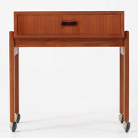 デンマーク製の北欧ビンテージ家具らしい、温かみのあるチーク材を使用したソーイングテーブル。シンプルで洗練されたデザインに加え、引き出し内部の仕切りやキャスター付きの脚部など、実用性と機動性も兼ね備えています。天板と本体の木目が美しく揃い、丁寧な仕上げからは職人技が感じられる一台。裁縫道具の収納はもちろん、サイドテーブルやリビング収納としても活躍します。