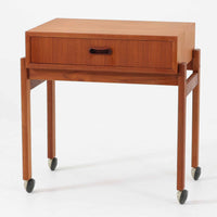 デンマーク製の北欧ビンテージ家具らしい、温かみのあるチーク材を使用したソーイングテーブル。シンプルで洗練されたデザインに加え、引き出し内部の仕切りやキャスター付きの脚部など、実用性と機動性も兼ね備えています。天板と本体の木目が美しく揃い、丁寧な仕上げからは職人技が感じられる一台。裁縫道具の収納はもちろん、サイドテーブルやリビング収納としても活躍します。