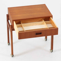 デンマーク製の北欧ビンテージ家具らしい、温かみのあるチーク材を使用したソーイングテーブル。シンプルで洗練されたデザインに加え、引き出し内部の仕切りやキャスター付きの脚部など、実用性と機動性も兼ね備えています。天板と本体の木目が美しく揃い、丁寧な仕上げからは職人技が感じられる一台。裁縫道具の収納はもちろん、サイドテーブルやリビング収納としても活躍します。