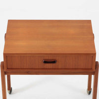 デンマーク製の北欧ビンテージ家具らしい、温かみのあるチーク材を使用したソーイングテーブル。シンプルで洗練されたデザインに加え、引き出し内部の仕切りやキャスター付きの脚部など、実用性と機動性も兼ね備えています。天板と本体の木目が美しく揃い、丁寧な仕上げからは職人技が感じられる一台。裁縫道具の収納はもちろん、サイドテーブルやリビング収納としても活躍します。