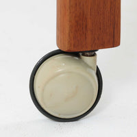 デンマーク製の北欧ビンテージ家具らしい、温かみのあるチーク材を使用したソーイングテーブル。シンプルで洗練されたデザインに加え、引き出し内部の仕切りやキャスター付きの脚部など、実用性と機動性も兼ね備えています。天板と本体の木目が美しく揃い、丁寧な仕上げからは職人技が感じられる一台。裁縫道具の収納はもちろん、サイドテーブルやリビング収納としても活躍します。