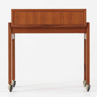 デンマーク製の北欧ビンテージ家具らしい、温かみのあるチーク材を使用したソーイングテーブル。シンプルで洗練されたデザインに加え、引き出し内部の仕切りやキャスター付きの脚部など、実用性と機動性も兼ね備えています。天板と本体の木目が美しく揃い、丁寧な仕上げからは職人技が感じられる一台。裁縫道具の収納はもちろん、サイドテーブルやリビング収納としても活躍します。