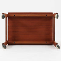 デンマーク製の北欧ビンテージ家具らしい、温かみのあるチーク材を使用したソーイングテーブル。シンプルで洗練されたデザインに加え、引き出し内部の仕切りやキャスター付きの脚部など、実用性と機動性も兼ね備えています。天板と本体の木目が美しく揃い、丁寧な仕上げからは職人技が感じられる一台。裁縫道具の収納はもちろん、サイドテーブルやリビング収納としても活躍します。