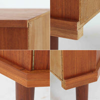 三角形のユニークなフォルムが目を引くこちらのコーナーキャビネットは、デンマーク製の北欧ビンテージ家具です。チーク材の温もりある木肌と、鍵付きのシンメトリーな扉が上品な佇まいを演出します。内部には棚板が2枚設けられており、日用品や雑貨などの収納に実用的。空間の角にすっきりと収まる設計は、デッドスペースを活かしながら、インテリアに程よいアクセントを加えてくれます。シンプルながら希少性を感じさせる一台です。